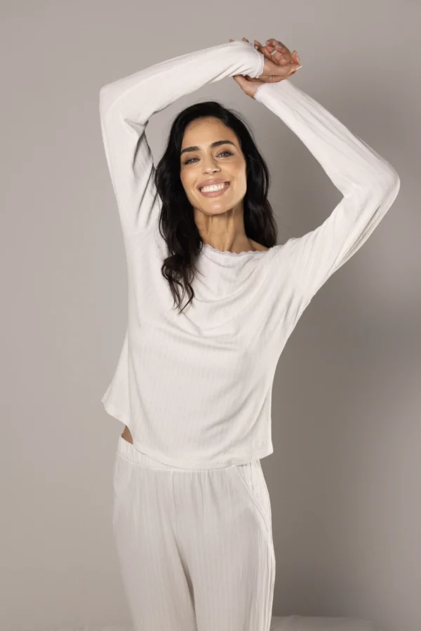 Pijama  Andressa – Casaca y Pantalón con Tela Desagujada y Puntilla - Imagen 3