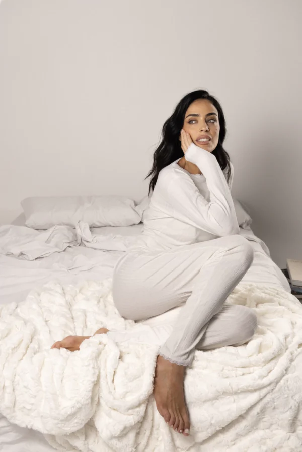 Pijama  Andressa – Casaca y Pantalón con Tela Desagujada y Puntilla